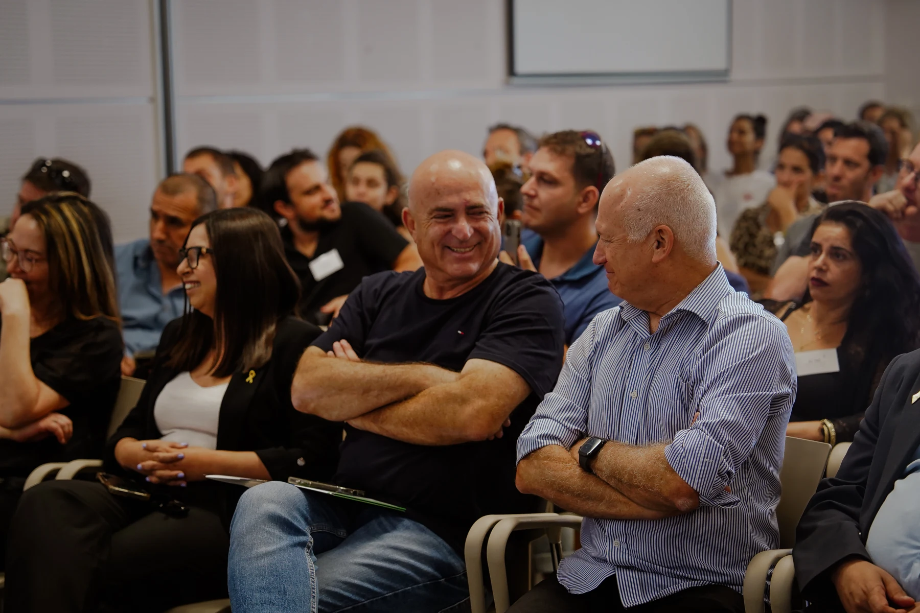 משתתפים בשיחה במפגש אזורי של מצפינים