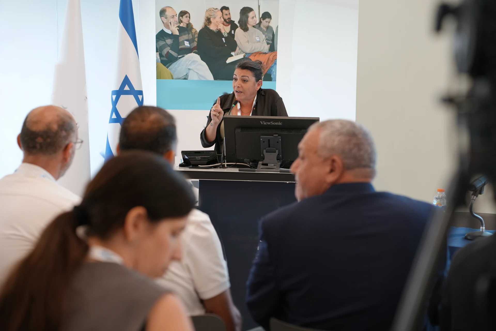 ליאת כהן רביב, יו״ר מצפינים, מציגה בפני שותפים ובעלי תפקידים במפגש אזורי